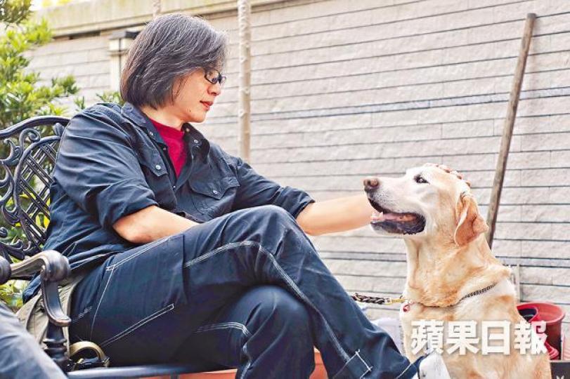 ■愛犬阿陪令曾輕生的大寶走出低谷,他坦言信狗多過信人。
■愛犬阿陪令曾輕生的大寶走出低谷,他坦言信狗多過信人。