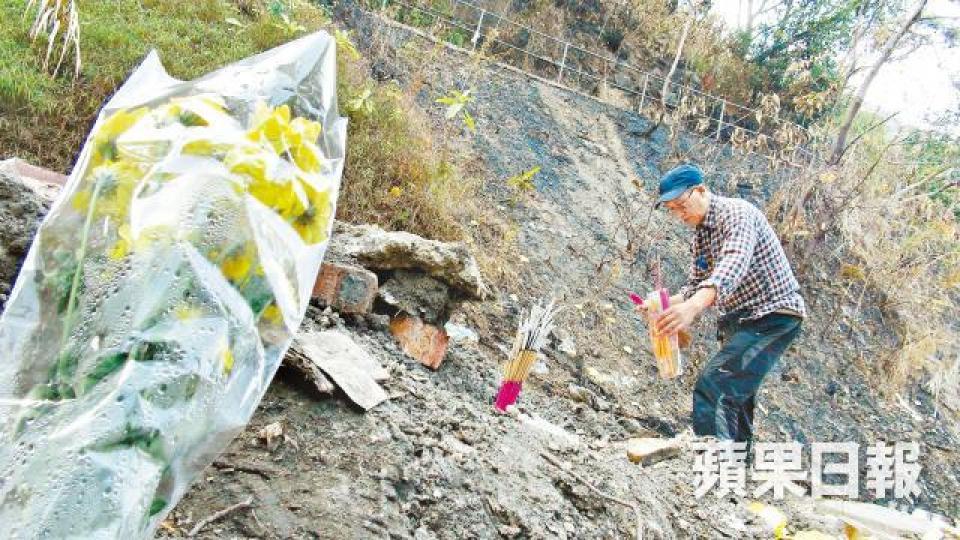 ■的士司機麥先生昨到場拜祭,祈求死者安息,傷者盡快痊癒。麥超億攝
■的士司機麥先生昨到場拜祭,祈求死者安息,傷者盡快痊癒。麥超億攝