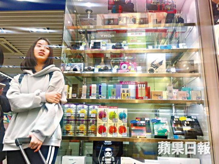 ■蘇寧分店在門口櫥窗當眼處擺放奶粉及健康食品等,開拓內地客源。何家達攝 ■蘇寧分店在門口櫥窗當眼處擺放奶粉及健康食品等,開拓內地客源。何家達攝