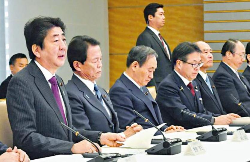 ■安倍(左)前天宣佈高齡社會對策大綱,包括討論國民70歲後仍可領取公共退休金。
■安倍(左)前天宣佈高齡社會對策大綱,包括討論國民70歲後仍可領取公共退休金。
