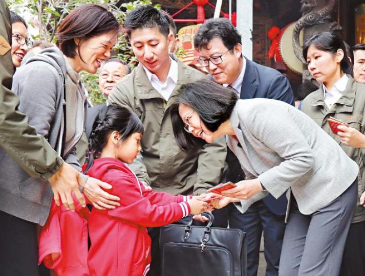 ■吳男向蔡英文叫囂後被警方帶走。 台灣《蘋果日報》
■吳男向蔡英文叫囂後被警方帶走。 台灣《蘋果日報》