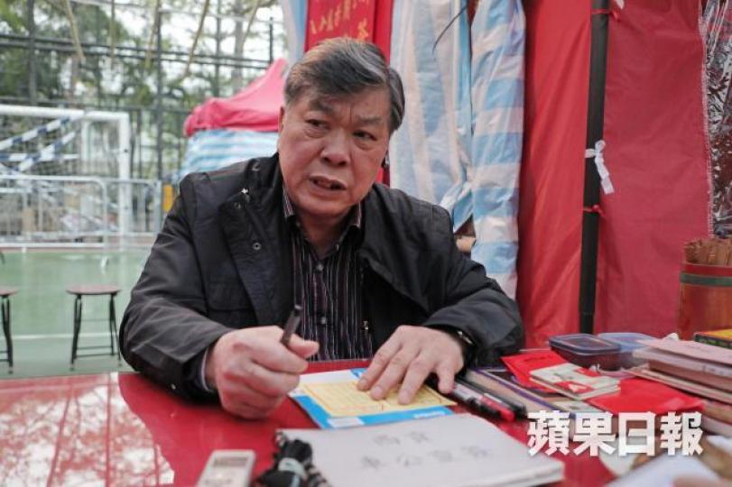 ■解籤師傅陳天恩指沙田居民應保留祖先、家人剩下來的產業。夏家朗攝
■解籤師傅陳天恩指沙田居民應保留祖先、家人剩下來的產業。夏家朗攝
