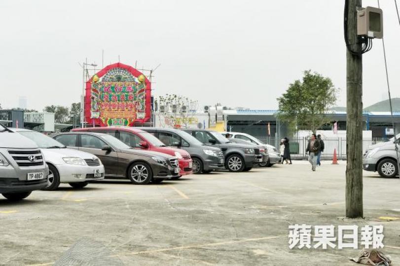 ■購物城旁的空地停泊了多輛私家車,地上更劃有黃線作指示,疑用作停車場。
■購物城旁的空地停泊了多輛私家車,地上更劃有黃線作指示,疑用作停車場。