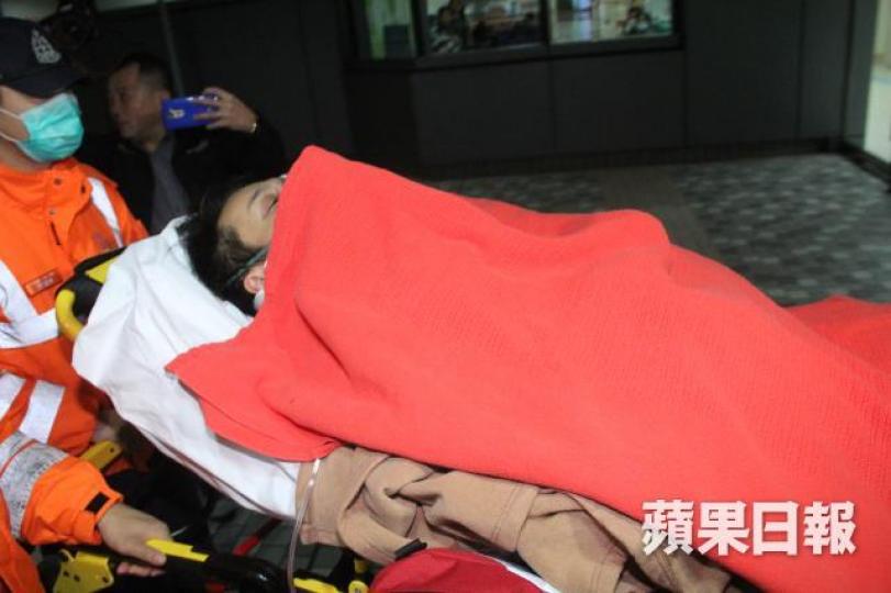 ■車禍中受傷男乘客送院治理,情況危殆。唐家輝攝
■車禍中受傷男乘客送院治理,情況危殆。唐家輝攝