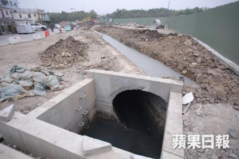 ■河道被填土後,有工人將巨型水管放置在泥土下。
■河道被填土後,有工人將巨型水管放置在泥土下。