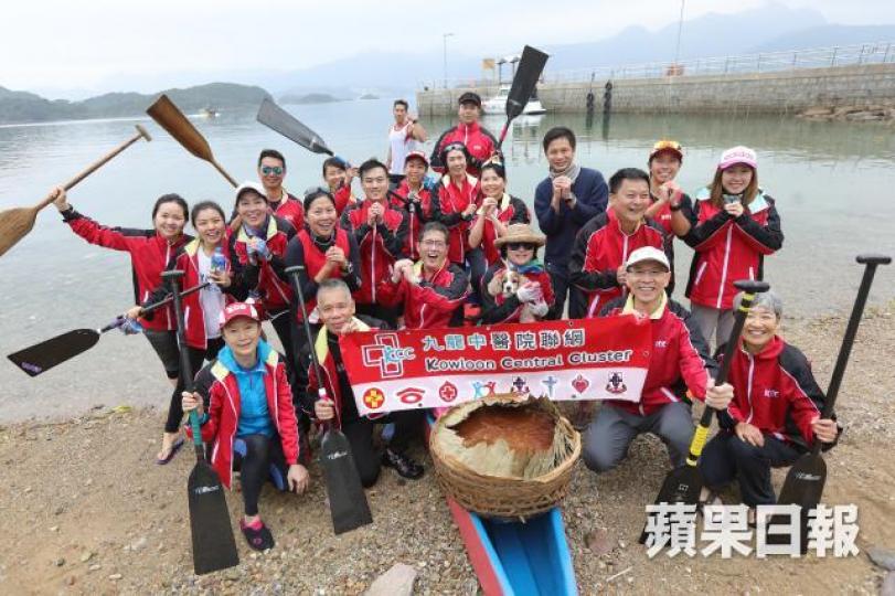 ■圓籠茶粿又大又重,需合力用鐵線「拉鋸」才能切開。朱永倫攝
■圓籠茶粿又大又重,需合力用鐵線「拉鋸」才能切開。朱永倫攝