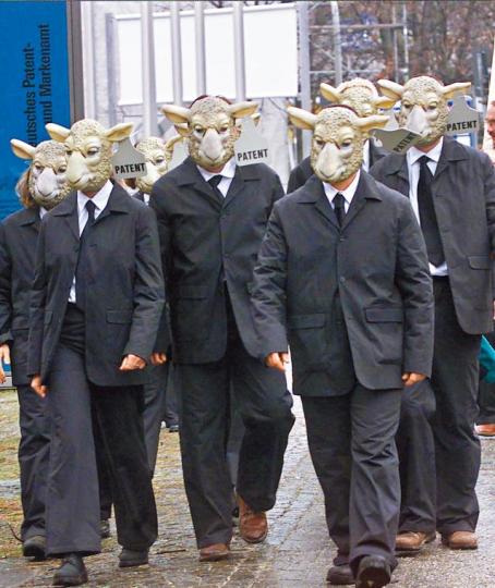■學者擔心混合胚胎會製造出似人的動物;圖為綠色和平成員早年戴上羊面具,抗議研發複製羊。 資料圖片■在母體三周的人羊混合胚胎。 ■學者擔心混合胚胎會製造出似人的動物;圖為綠色和平成員早年戴上羊面具,抗議研發複製羊。 資料圖片■在母體三周的人羊混合胚胎。