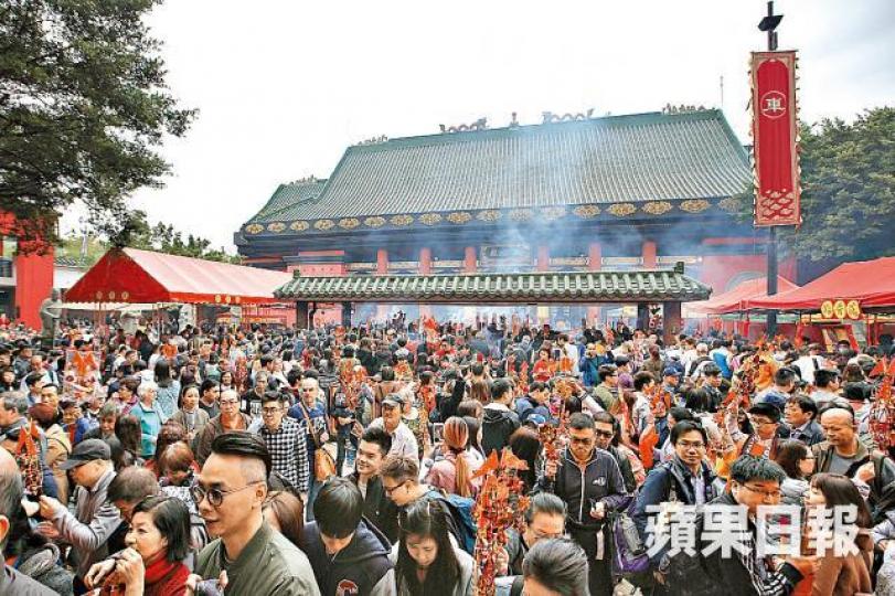 ■昨日年初三赤口不宜拜年,大批善信逼爆車公廟。陳善南攝 ■昨日年初三赤口不宜拜年,大批善信逼爆車公廟。陳善南攝