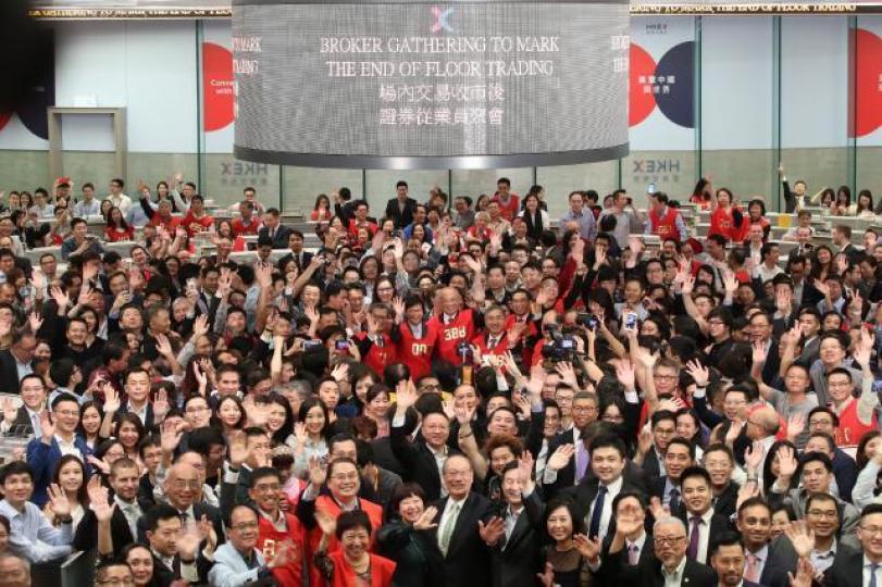 ■舊年交易大堂結束當日,林鄭同過百位「紅衫仔」大合照。資料圖片 ■舊年交易大堂結束當日,林鄭同過百位「紅衫仔」大合照。資料圖片