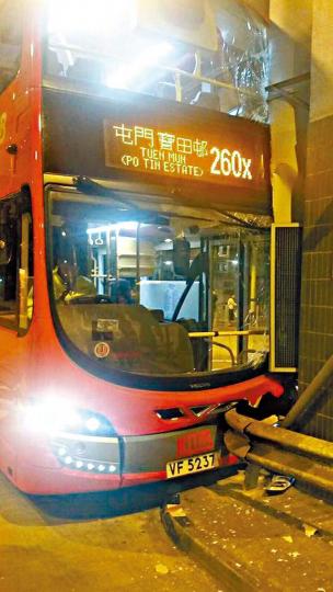 ■屯門鳴琴路與田景路交界的鐵欄被九巴撞毀。周鴻熙攝
■屯門鳴琴路與田景路交界的鐵欄被九巴撞毀。周鴻熙攝