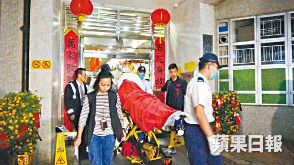 ■21歲女子昨伏屍寓所,其母回家揭發後情緒激動,不適送院。姜偉康攝
■21歲女子昨伏屍寓所,其母回家揭發後情緒激動,不適送院。姜偉康攝
