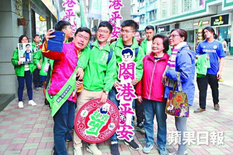 ■左起︰區諾軒、羅冠聰及黃之鋒與市民自拍。黃耀興攝
■左起︰區諾軒、羅冠聰及黃之鋒與市民自拍。黃耀興攝