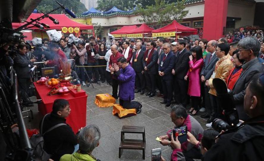 ■香港人喜歡聽好說話,故相信就算籤文不好,解籤先生也會解成好籤。 資料圖片 ■香港人喜歡聽好說話,故相信就算籤文不好,解籤先生也會解成好籤。 資料圖片