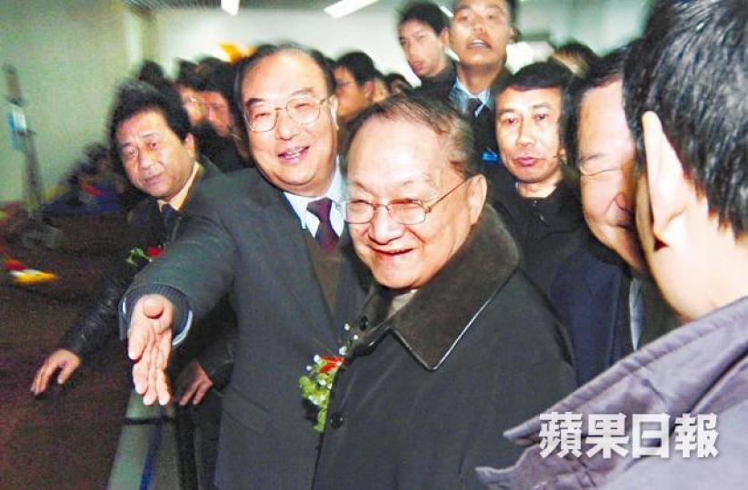 ■張浚生與金庸份屬好友,兩人2005年一同出席浙江大學的公開活動。 ■張浚生與金庸份屬好友,兩人2005年一同出席浙江大學的公開活動。