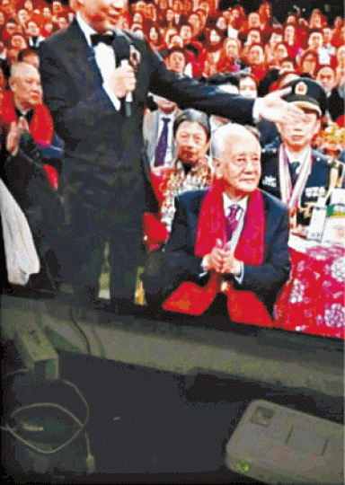 ■黃旭華出席春晚致辭,遭網民批評是「畜生」。
■黃旭華出席春晚致辭,遭網民批評是「畜生」。