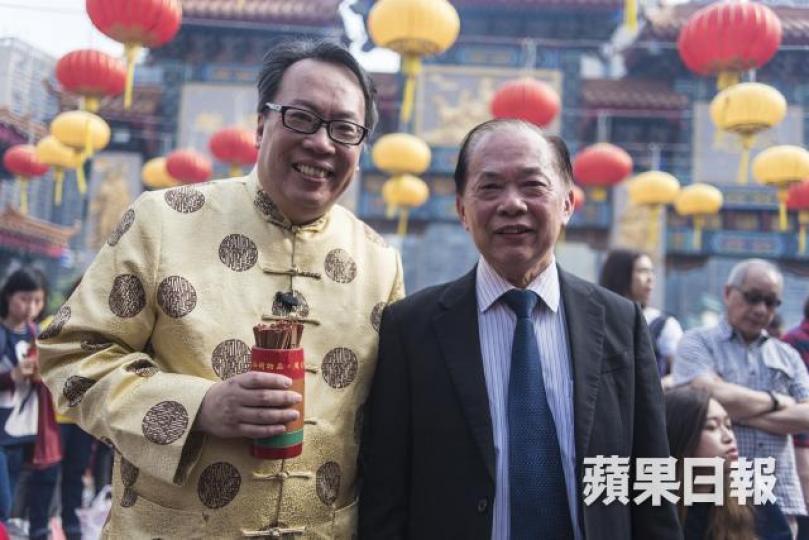 ■沈大師(左)為港股求籤,由佛隱居士解籤。 方家遠攝
■沈大師(左)為港股求籤,由佛隱居士解籤。 方家遠攝
