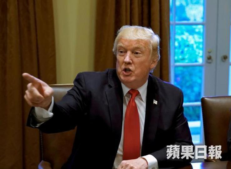 ■特朗普去年10月喺白宮會見軍方高層,會後突然同記者講,現時係「暴風雨前的寧靜」。 資料圖片 ■特朗普去年10月喺白宮會見軍方高層,會後突然同記者講,現時係「暴風雨前的寧靜」。 資料圖片