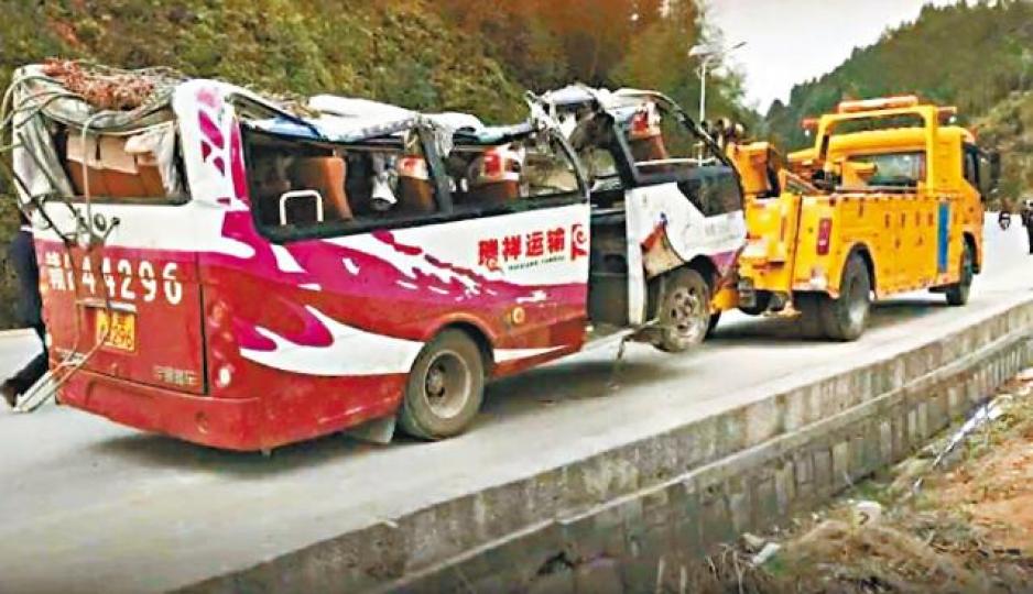 ■小巴車頂嚴重變形幾如廢鐵。 互聯網
■小巴車頂嚴重變形幾如廢鐵。 互聯網