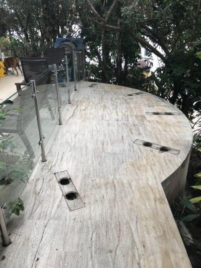 ■司馬文村屋外的半圓形僭建平台是上手遺下，司馬文已按政府要求拆走照明燈。司馬文提供相片
