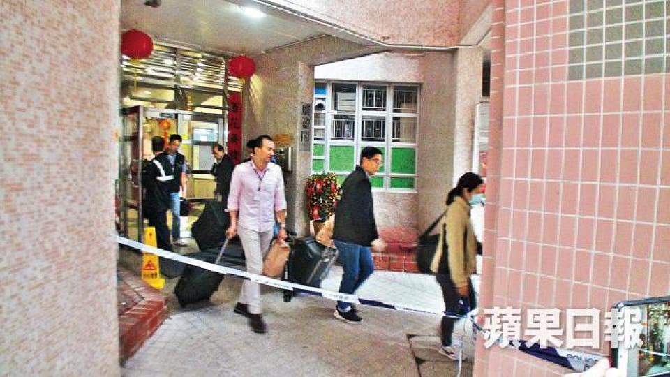 ■探員昨到死者單位撿走證物調查。劉永明攝
■探員昨到死者單位撿走證物調查。劉永明攝