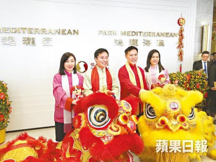 ■信置營業部聯席董事田兆源（右二）指今年樓股持續暢旺，料樓價平穩發展。

