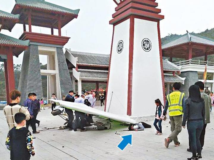 ■滑翔機撞向瞭望塔,機師(箭嘴示)陳屍地上。互聯網
■滑翔機撞向瞭望塔,機師(箭嘴示)陳屍地上。互聯網