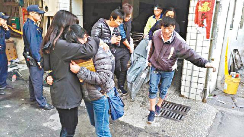 ■江男遺體被運走時，家屬傷心痛哭。
