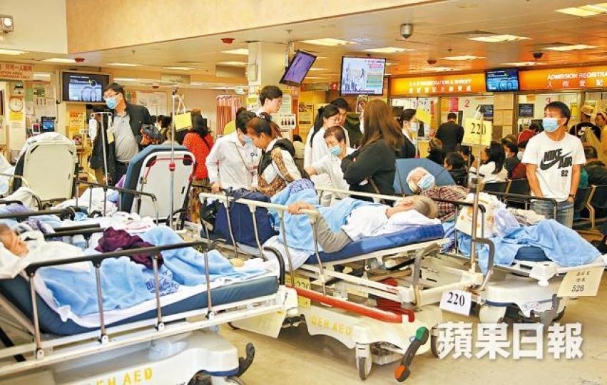 ■伊院急症室昨有大批市民求診,有病人需暫時躺卧在輪床上。朱家駿攝 ■伊院急症室昨有大批市民求診,有病人需暫時躺卧在輪床上。朱家駿攝