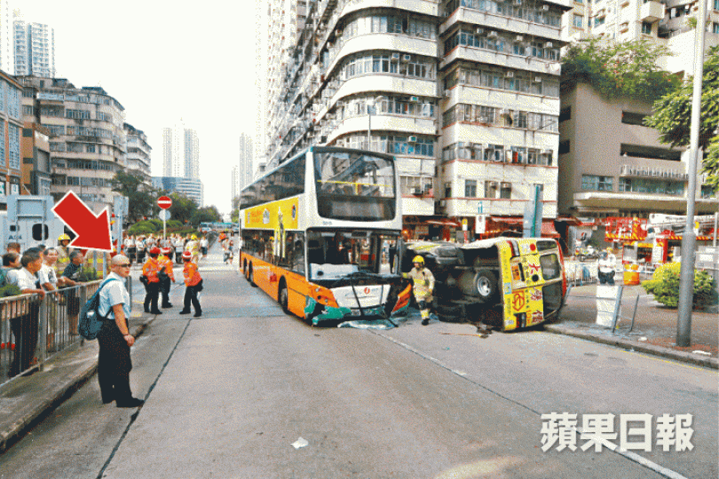 ■空載新巴攔腰撞翻小巴,涉事車長麥偉德(箭嘴示)事後站在一旁。資料圖片法官陳廣池■小巴司機及13名乘客受傷送院,其中1人須切除脾臟永久傷殘。 ■空載新巴攔腰撞翻小巴,涉事車長麥偉德(箭嘴示)事後站在一旁。資料圖片法官陳廣池■小巴司機及13名乘客受傷送院,其中1人須切除脾臟永久傷殘。