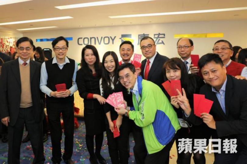 ■近期官非纏身嘅康宏,為穩軍心,噚日趁大年初五舉行新春團拜,好喜氣洋洋喎。 ■近期官非纏身嘅康宏,為穩軍心,噚日趁大年初五舉行新春團拜,好喜氣洋洋喎。