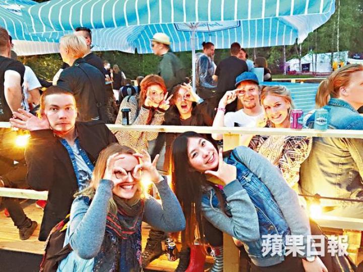 ■Melody(右)提起一直支持她出走的母親,由一個女強人變回少女。
■Melody(右)提起一直支持她出走的母親,由一個女強人變回少女。