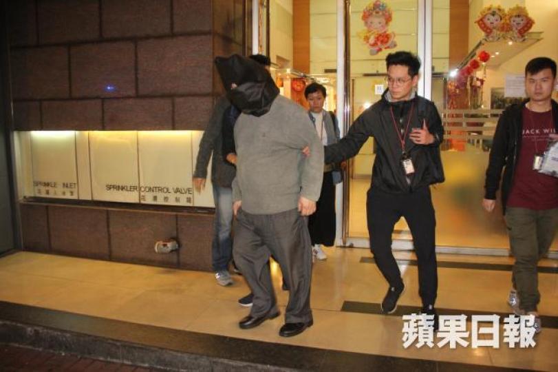 警員拘捕涉嫌監守自盜的保安員。
