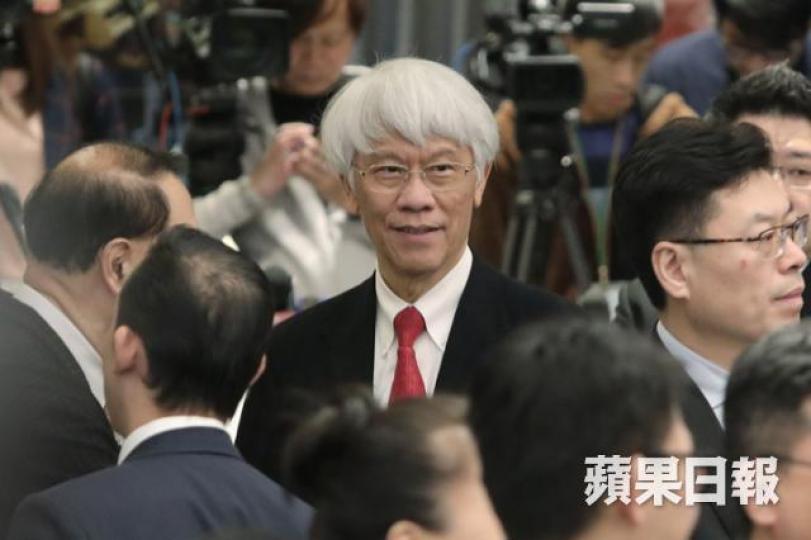 ■港交所狗年開市儀式,人頭湧湧,但任總好耀眼,輕易俾鏡頭捕捉到。夏家朗攝 ■港交所狗年開市儀式,人頭湧湧,但任總好耀眼,輕易俾鏡頭捕捉到。夏家朗攝