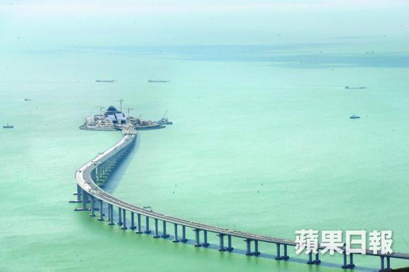 ■港珠澳大橋被譏為大白象工程，嚴重超支，屢爆醜聞。資料圖片
