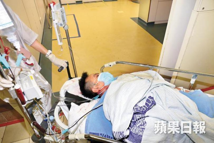 ■多名男子昨日凌晨持鐵鎚及利刀衝出告士打道,先後襲擊私家車(左圖)及客貨車(右圖)。讀者提供圖片
■多名男子昨日凌晨持鐵鎚及利刀衝出告士打道,先後襲擊私家車(左圖)及客貨車(右圖)。讀者提供圖片