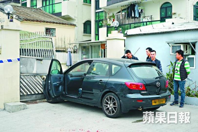 ■村屋大閘被撞毀,警員在場蒐證。張家豪攝 ■村屋大閘被撞毀,警員在場蒐證。張家豪攝