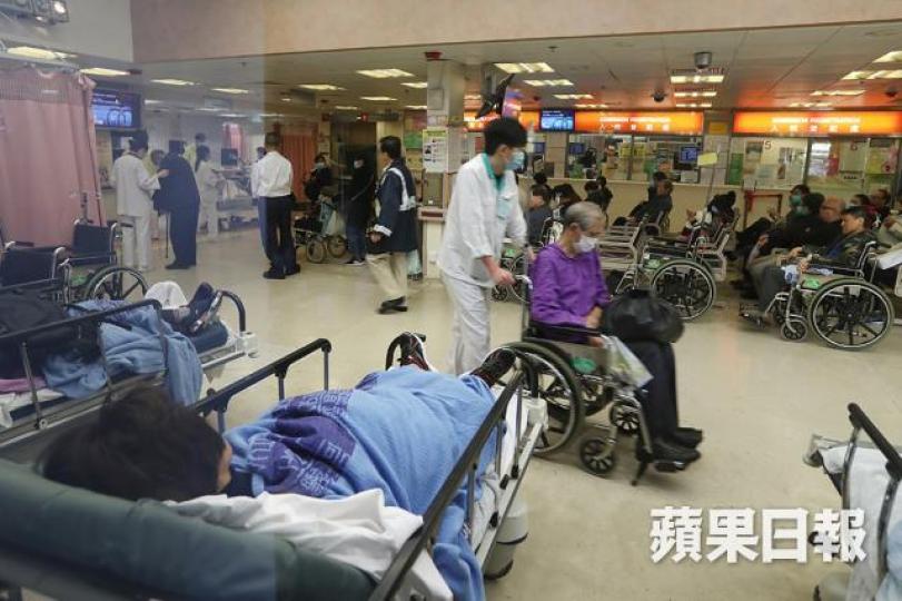 ■伊利沙伯醫院急症室昨有不少市民求診,輪候時間一度超過7小時。易仰民攝 ■伊利沙伯醫院急症室昨有不少市民求診,輪候時間一度超過7小時。易仰民攝
