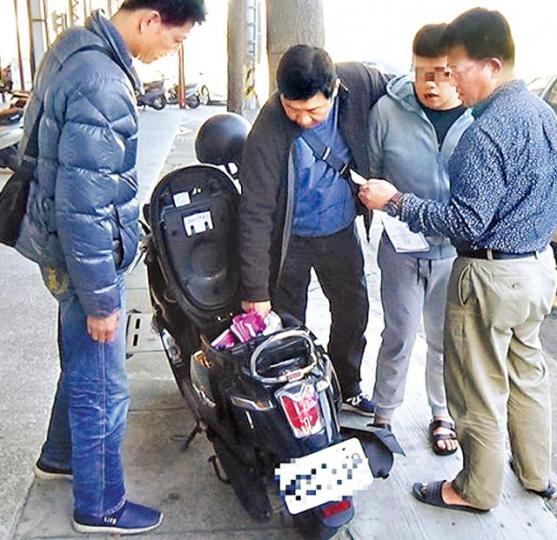■警方拘捕其中一名疑犯。 ■警方拘捕其中一名疑犯。