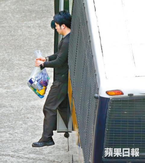 ■被告陳浩明昨應訊後乘囚車回收押所。朱永倫攝 ■被告陳浩明昨應訊後乘囚車回收押所。朱永倫攝