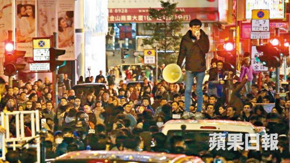 ■黃台仰當晚爬上客貨車車頂,用擴音器要求警員離開。 ■黃台仰當晚爬上客貨車車頂,用擴音器要求警員離開。