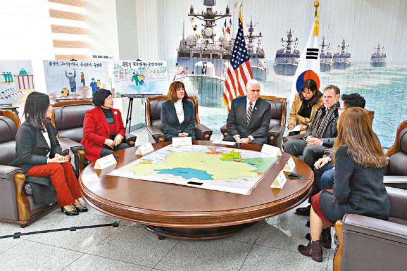 ■彭斯(左四)到訪南韓期間,會晤脫北者及遭北韓囚禁後死亡的美國大學生瓦姆比爾遺屬。 ■彭斯(左四)到訪南韓期間,會晤脫北者及遭北韓囚禁後死亡的美國大學生瓦姆比爾遺屬。