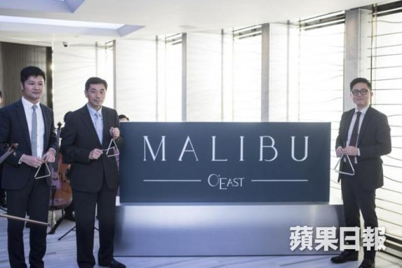 ■黃光耀(左二)噚日粉墨登場,喺小型音樂會上,敲咗吓三角鈴。方家遠攝 ■黃光耀(左二)噚日粉墨登場,喺小型音樂會上,敲咗吓三角鈴。方家遠攝