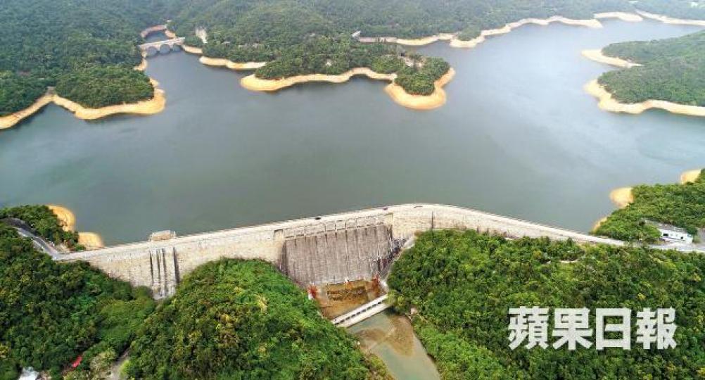 ■大潭篤水塘建成100周年,至今仍為本港儲存食水。黃文邦攝■水塘由香港總工程師謝斐(前排中)設計;圖為他當年與工人合照。■港大教授潘新華考察期間發現100年前的荷蘭水瓶。李潤芳攝 ■大潭篤水塘建成100周年,至今仍為本港儲存食水。黃文邦攝■水塘由香港總工程師謝斐(前排中)設計;圖為他當年與工人合照。■港大教授潘新華考察期間發現100年前的荷蘭水瓶。李潤芳攝