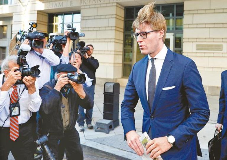 ■范德茲萬出席認罪聆訊後離開法院。路透社 ■范德茲萬出席認罪聆訊後離開法院。路透社