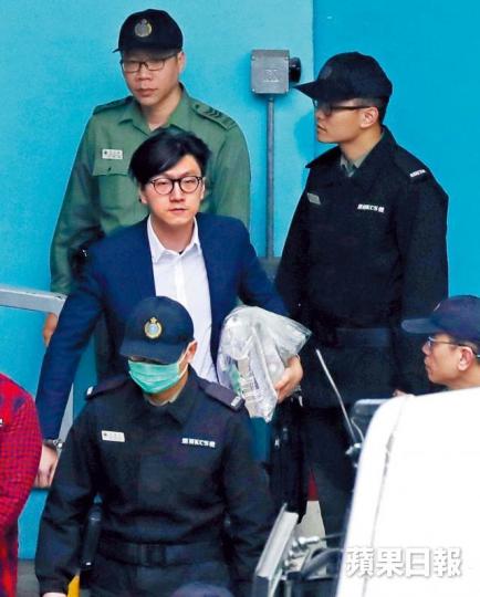 ■梁天琦昨離開荔枝角收押所到高院出庭應訊,否認煽惑他人參與暴動。朱永倫攝 ■梁天琦昨離開荔枝角收押所到高院出庭應訊,否認煽惑他人參與暴動。朱永倫攝