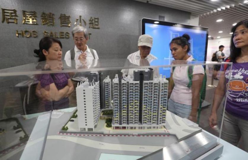 ■居屋原意是協助買不起私樓的市民上車,但定價太貴,供樓負擔不輕。資料圖片 ■居屋原意是協助買不起私樓的市民上車,但定價太貴,供樓負擔不輕。資料圖片
