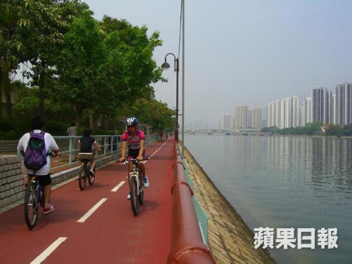 ■發展局建議建造一段由荃灣青荃橋至灣景花園的單車徑;圖為沙田單車徑。資料圖片 ■發展局建議建造一段由荃灣青荃橋至灣景花園的單車徑;圖為沙田單車徑。資料圖片