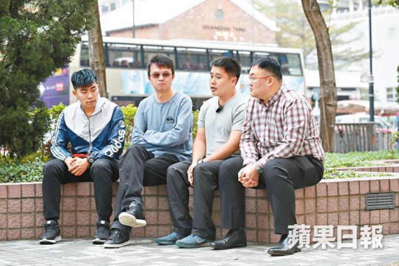 ■左起:阿峯、Kenneth、鄭啟祥及Jason盼與九巴商討復工安排。易仰民攝 ■左起:阿峯、Kenneth、鄭啟祥及Jason盼與九巴商討復工安排。易仰民攝