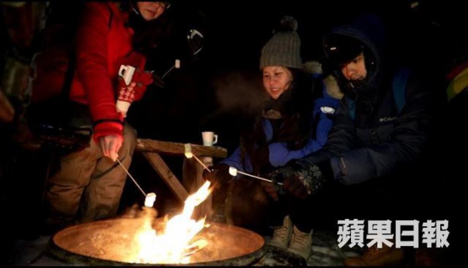 ■在極光大爆發未出現的時候,團友都在圍爐取暖。 ■在極光大爆發未出現的時候,團友都在圍爐取暖。