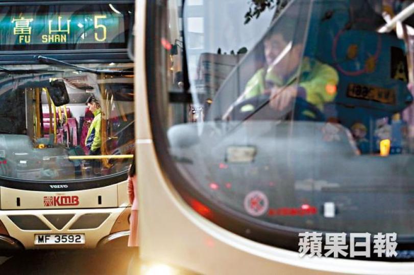 ■九巴昨宣佈改變薪酬架構,將安全獎金及服務獎金納入車長底薪。何家達攝■工會代表黎兆聰估計有8,400名車長受惠。 ■九巴昨宣佈改變薪酬架構,將安全獎金及服務獎金納入車長底薪。何家達攝■工會代表黎兆聰估計有8,400名車長受惠。